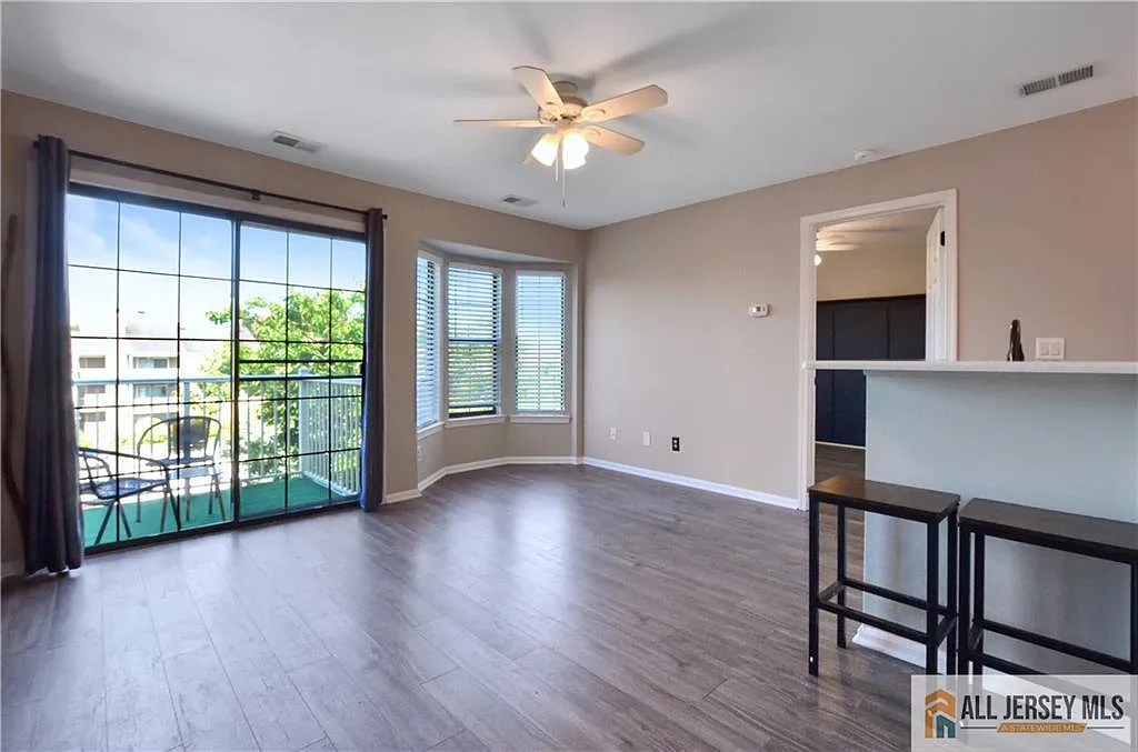 1 bed, 1.0 bath, 469 sqft, $1,875 — Photo 3