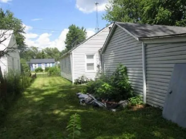 112 S Vine St, Blanchester, OH 45107