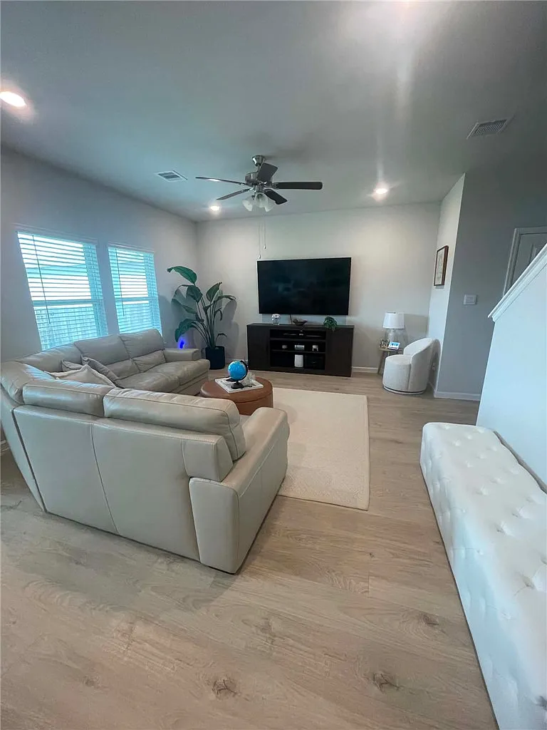 3 bed, 2.5 bath, 1700 sqft, $2,200 — Photo 3