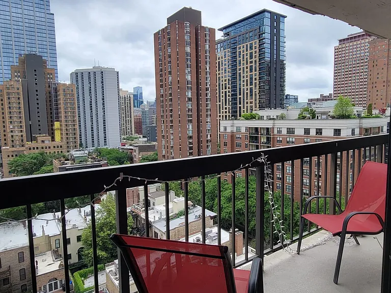 33 W Delaware Pl #13C — Photo 16