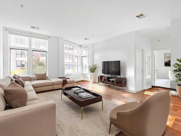 1100 Adams St #313 — Photo 1