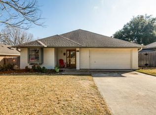 421 Overcrest Dr, Benbrook, TX 76126