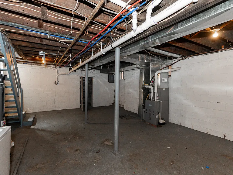 2225 Bensonia Ave — Photo 31