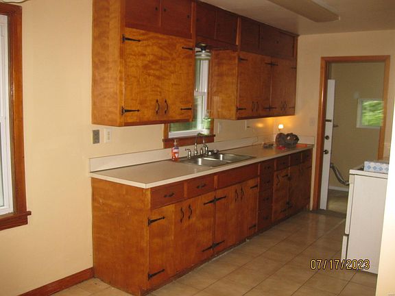 5th image of 320 Tower Dr