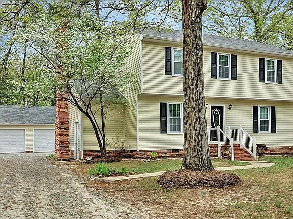 Front view with garage