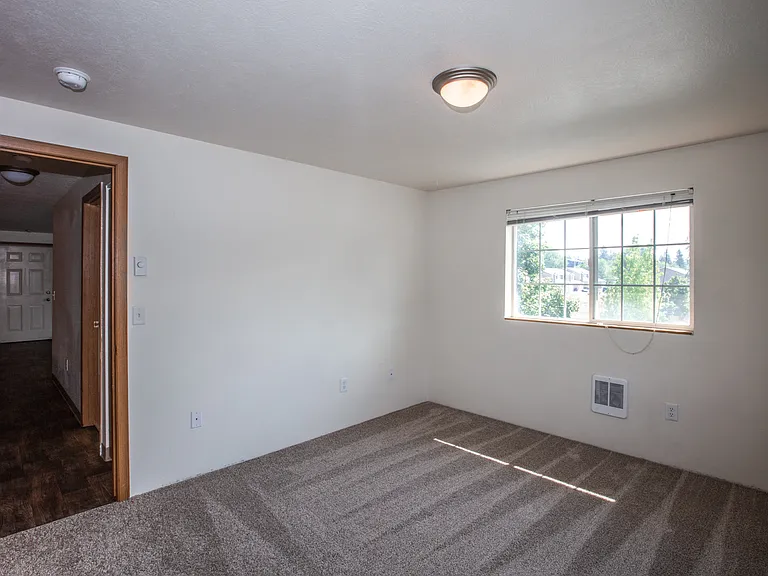 Farr Court Apartments Bedroom and Entryway