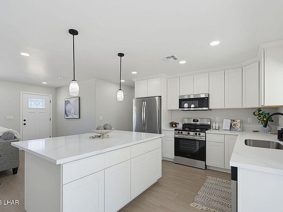 5th image of 823 Chalon Dr
