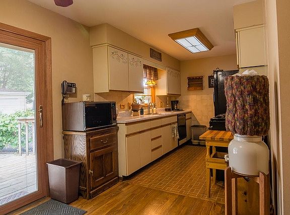 5th image of 272 Carla Dr