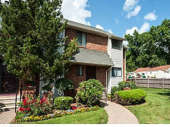 37 Danforth Ln, West Hartford, CT 06110