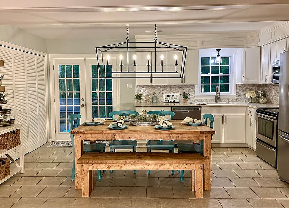 Gorgeous eat-in kitchen!