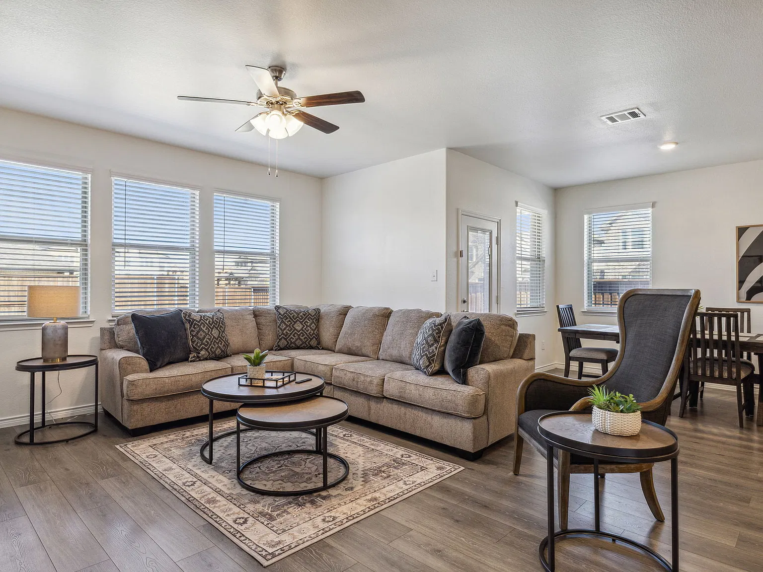 5 bed, 2528 sqft, $7,970 — Photo 4