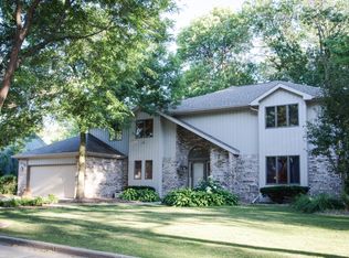 1017 E Woodcrest Dr, Appleton, WI 54915