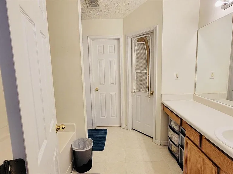 6904 Silver Bend Pl — Photo 18