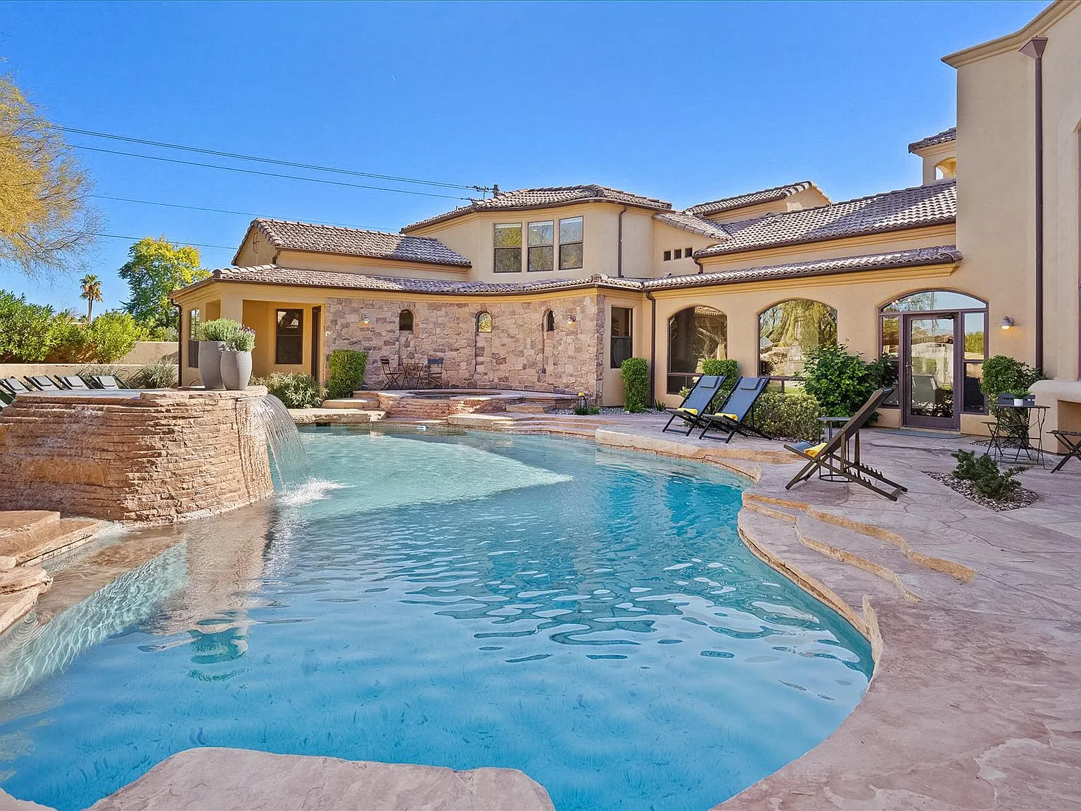 6 bed, 7200 sqft, $24,000 — Photo 2