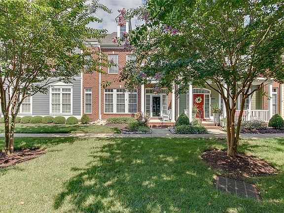 Beautiful Entry - Brick Front Townhome 