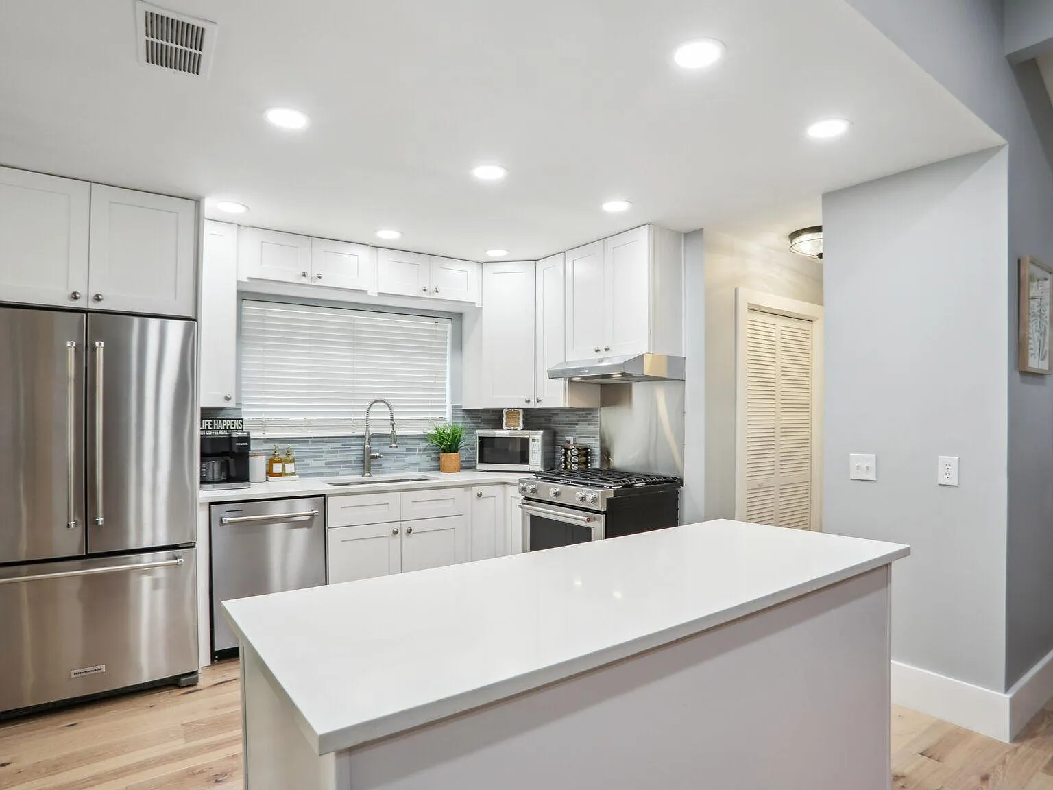 1406 Cartecay Dr — Photo 2