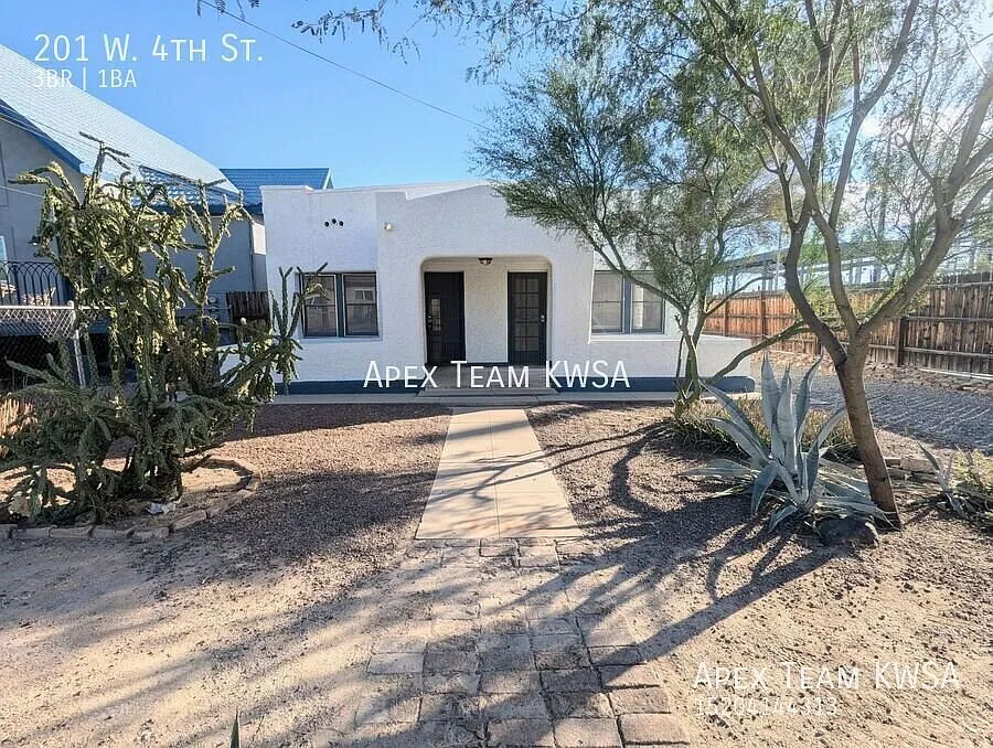 $1515-Charming 3 Bed | 1 Bath Adobe Home Near Downtown! — Photo 4