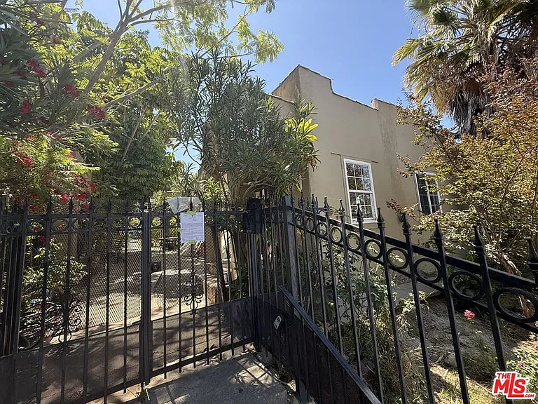 324 Douglas St — Photo 1
