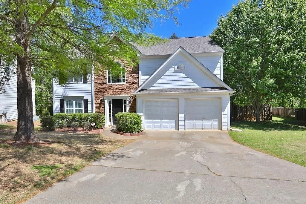 3 bed, 2.5 bath, 2119 sqft, $2,400 — Photo 2