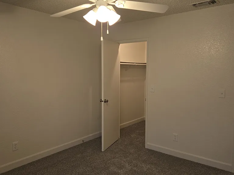 Maple Leaf Apartments — Photo 18