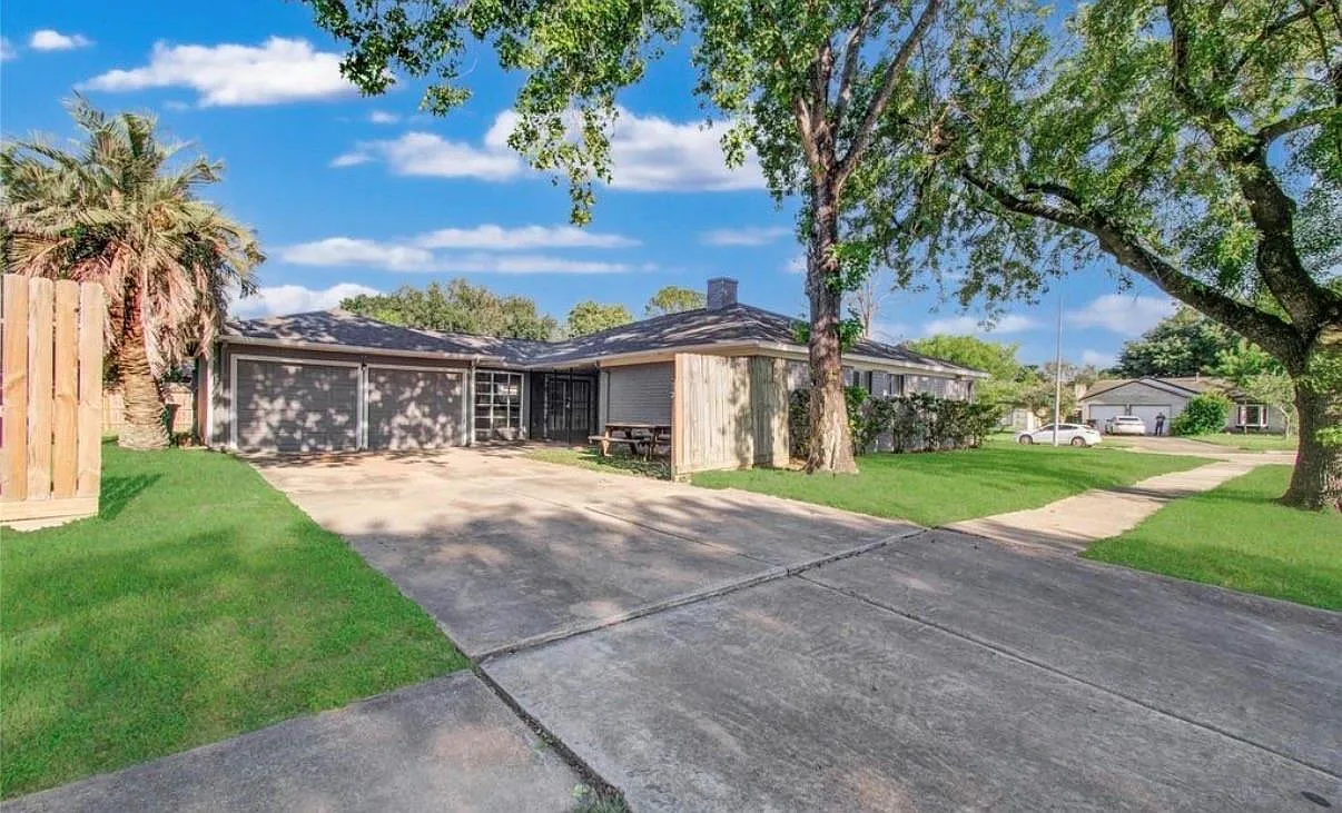 3 bed, 2.0 bath, 1842 sqft, $2,200 — Photo 3