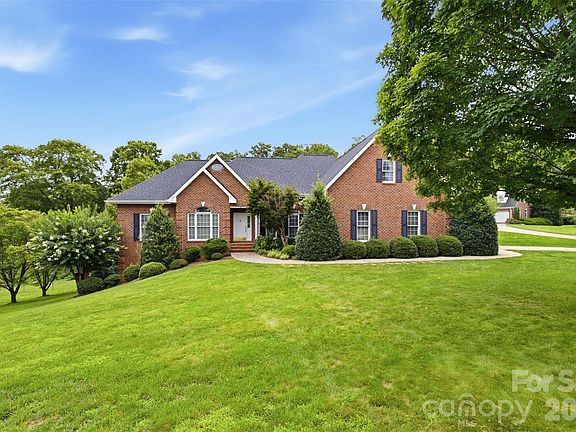 3rd image of 405 Woodridge Dr
