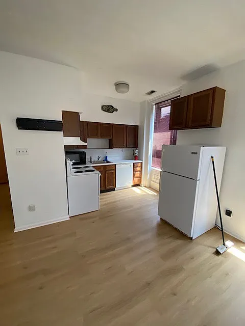 2 bed, 1000 sqft, $1,750 — Photo 3