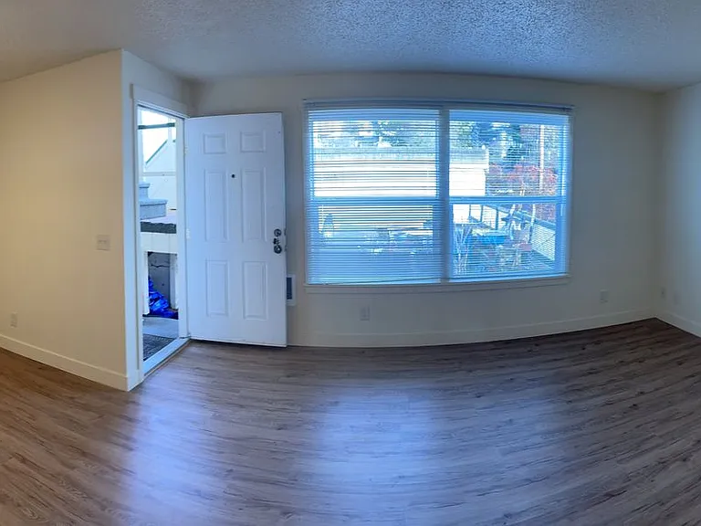 1016 Prospect Ave NE — Photo 2