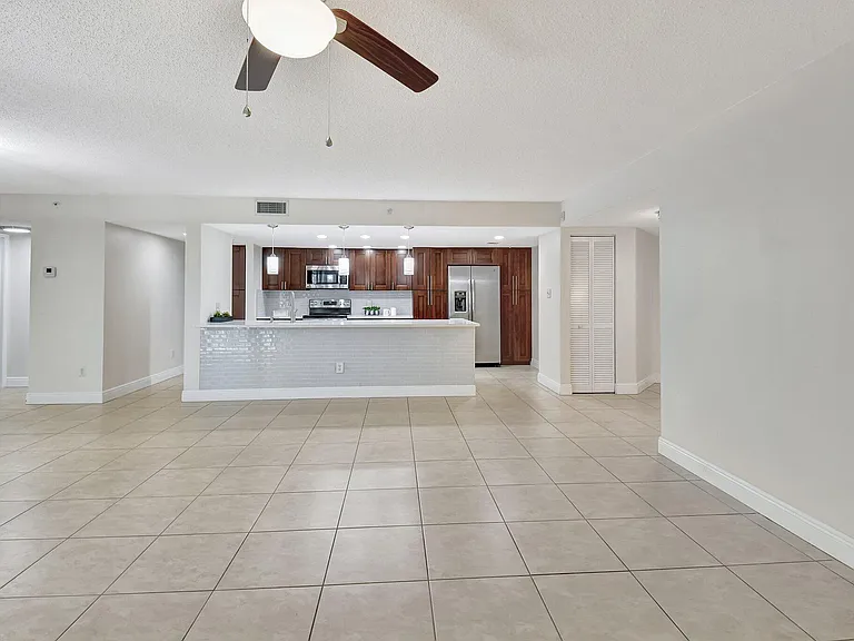 820 Lavers Cir #G402 — Photo 8