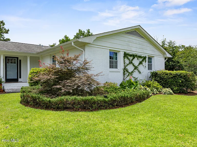202 Windemere Rd — Photo 4