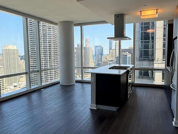 4th image of 113 W Wacker Dr