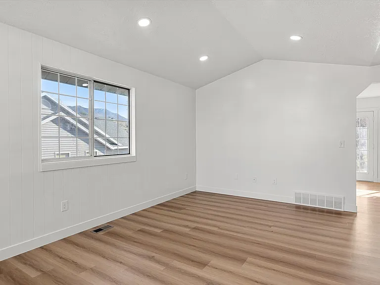 2164 N 1450 E — Photo 18