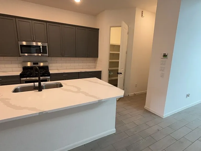 1542 Park Path Dr — Photo 4