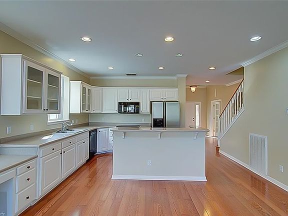 5th image of 110 Diana Dr