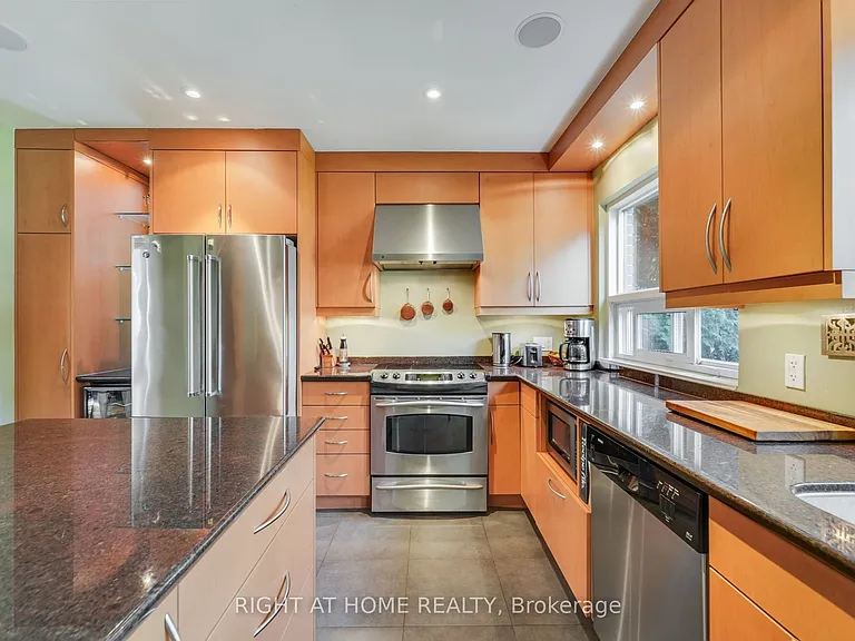 25 Clarendon Ave — Photo 18