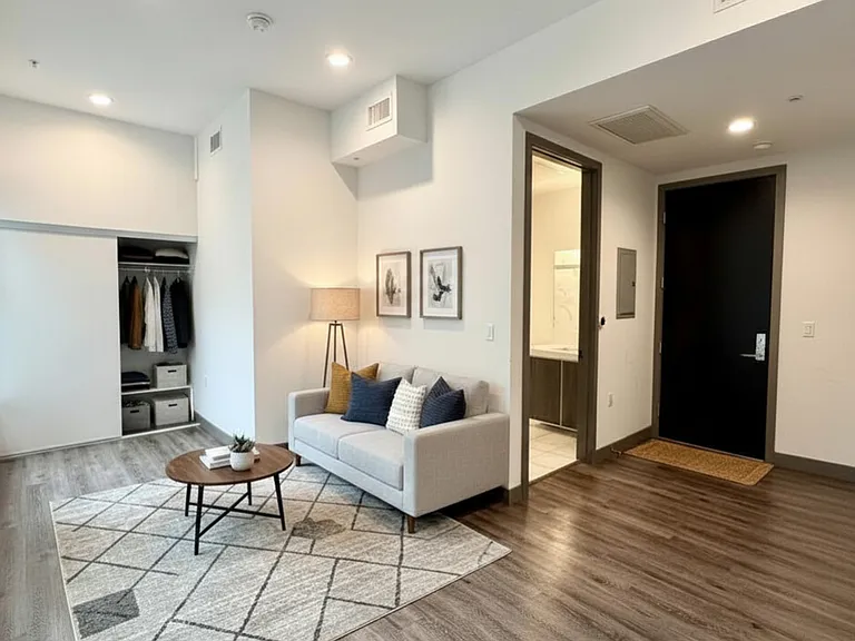 642 N Hobart Blvd #102 — Photo 1