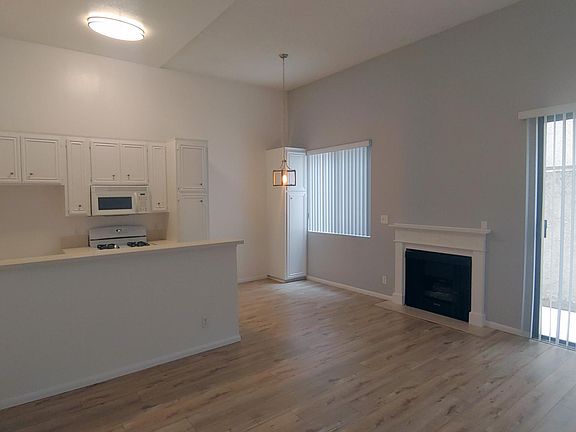 3rd image of 11113 Camarillo St #103