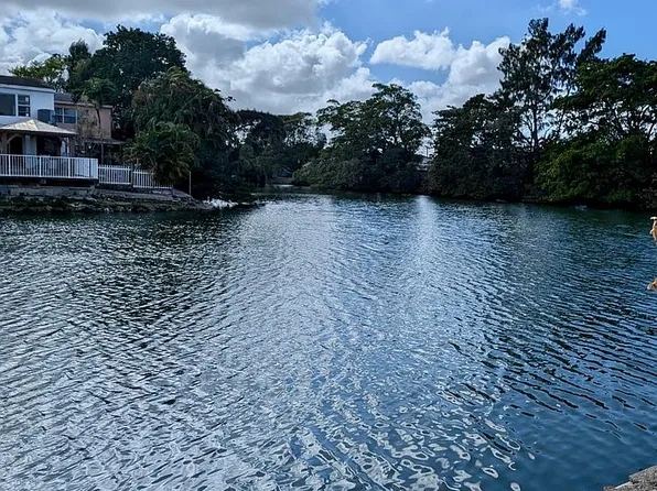 1350 W 72nd St, Hialeah, FL 33014