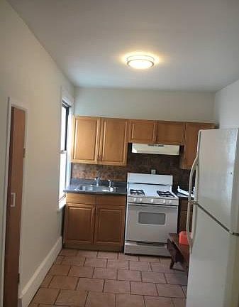 2nd image of 227 Sommerville Pl #2