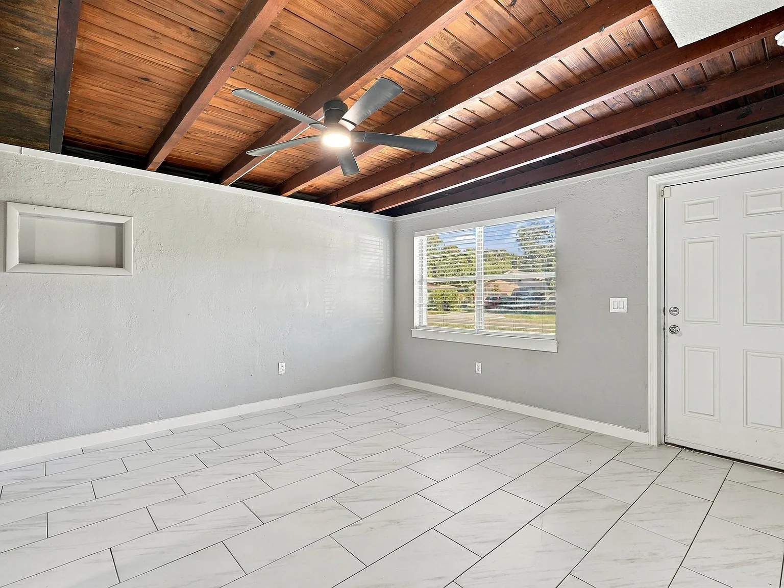 3 bed, 912 sqft, $2,700 — Photo 3