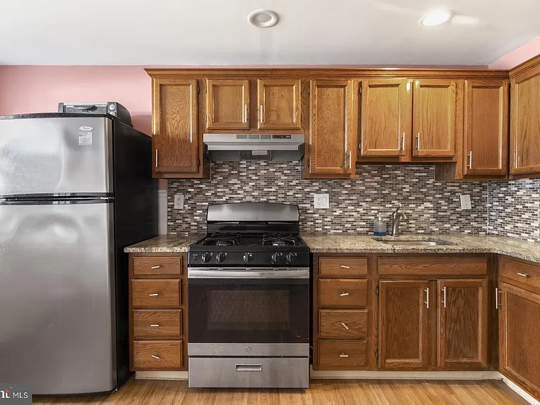 3218 E Thompson St — Photo 10