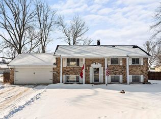 9040 E North Circle Dr, Churubusco, IN 46723