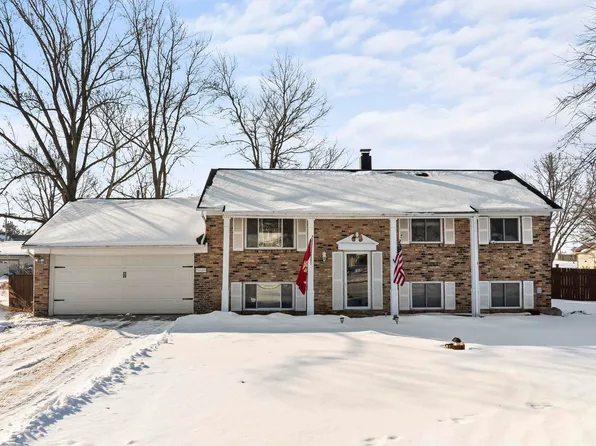 9040 E North Circle Dr, Churubusco, IN 46723