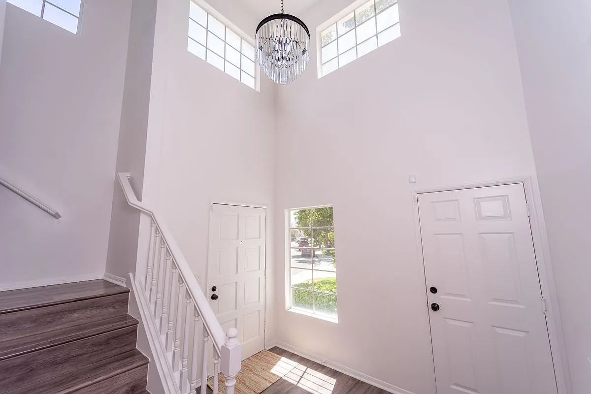 3 bed, 3.0 bath, 1675 sqft, $5,595 — Photo 3