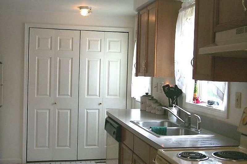 3rd image of 11 MONTREAUX Lane