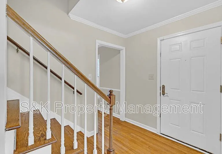 350 Hughes Dr — Photo 2