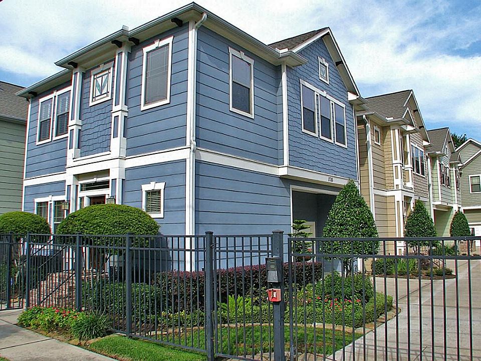 Great front and end location allows for a private gated entrance from the street! The grass and the sprinkler system are maintained by the HOA!