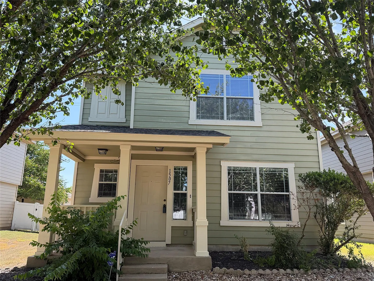 3 bed, 2.5 bath, 1880 sqft, $1,990 — Photo 3