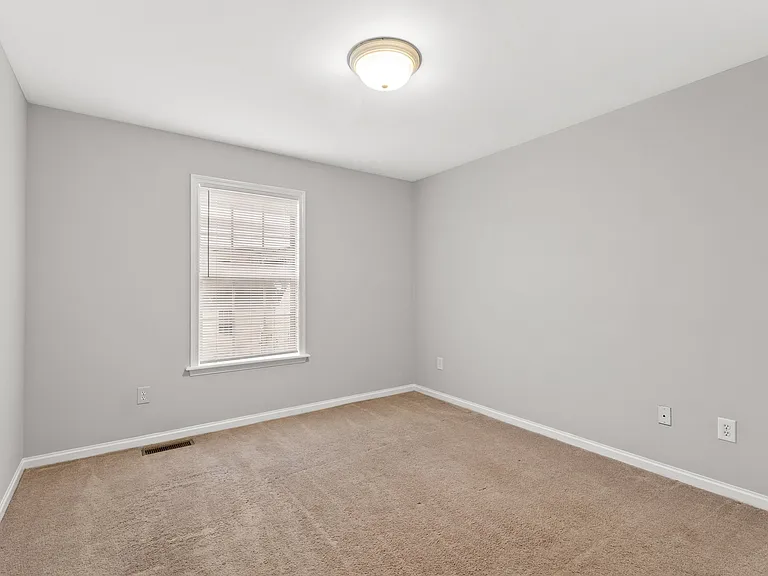 136 Lowell Ct — Photo 15