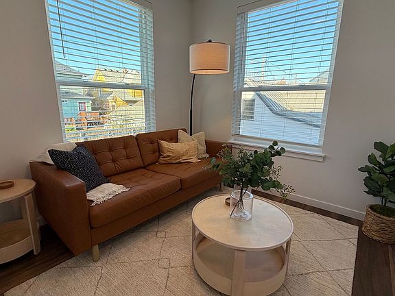 5th image of 3789 N Vancouver Ave #202